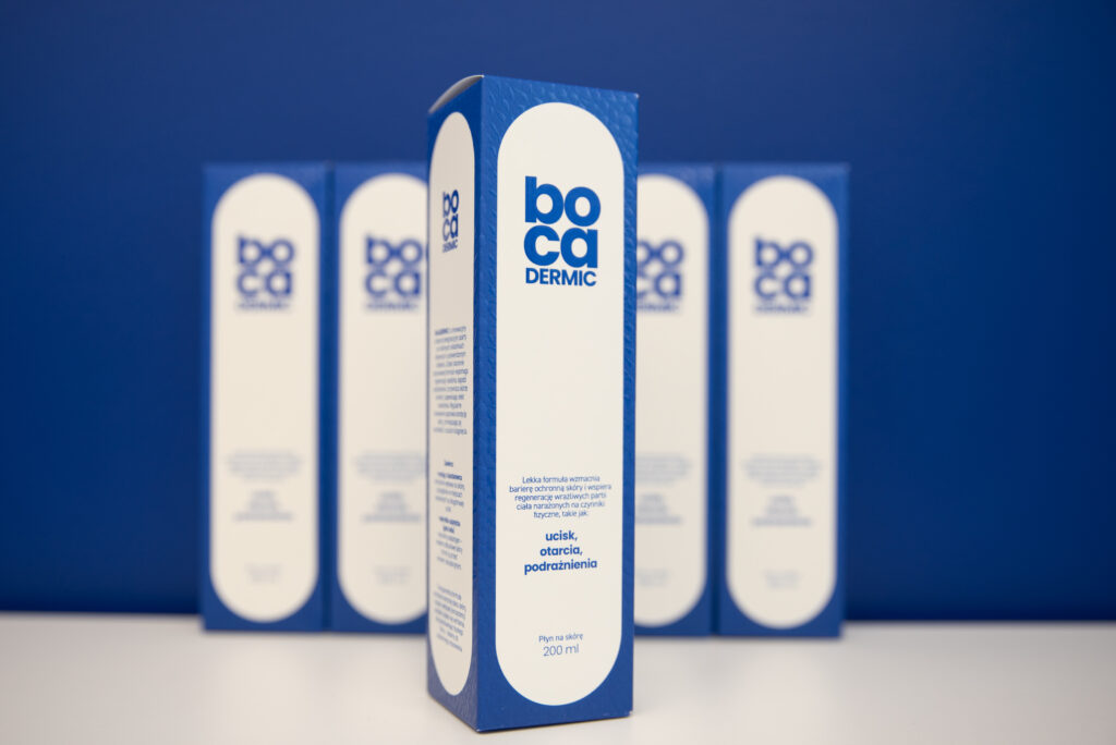 Zestaw dermokosmetyk&oacute;w BoCaDERMIC Solpharm &ndash; białe opakowania z niebieskimi akcentami, produkty do regeneracji i ochrony sk&oacute;ry.