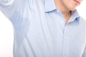 Nadpotliwość dłoni u mężczyzny – prezentacja problemu nadmiernego wydzielania potu w celach edukacyjnych